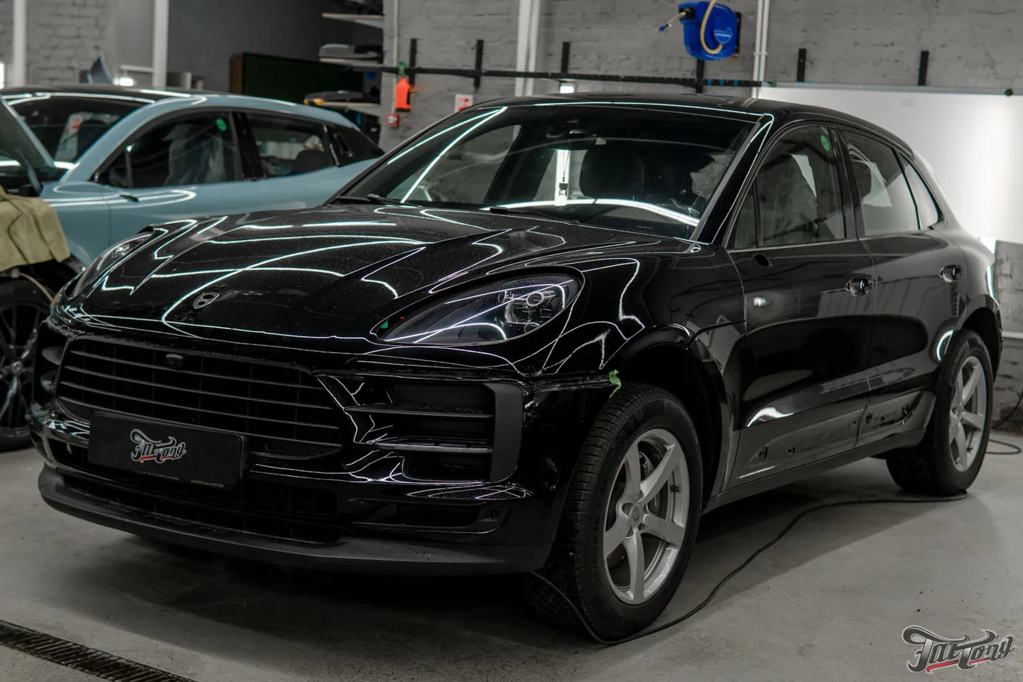 Оклеили Porsche Macan в потрясающий перламутровый голубой винил!